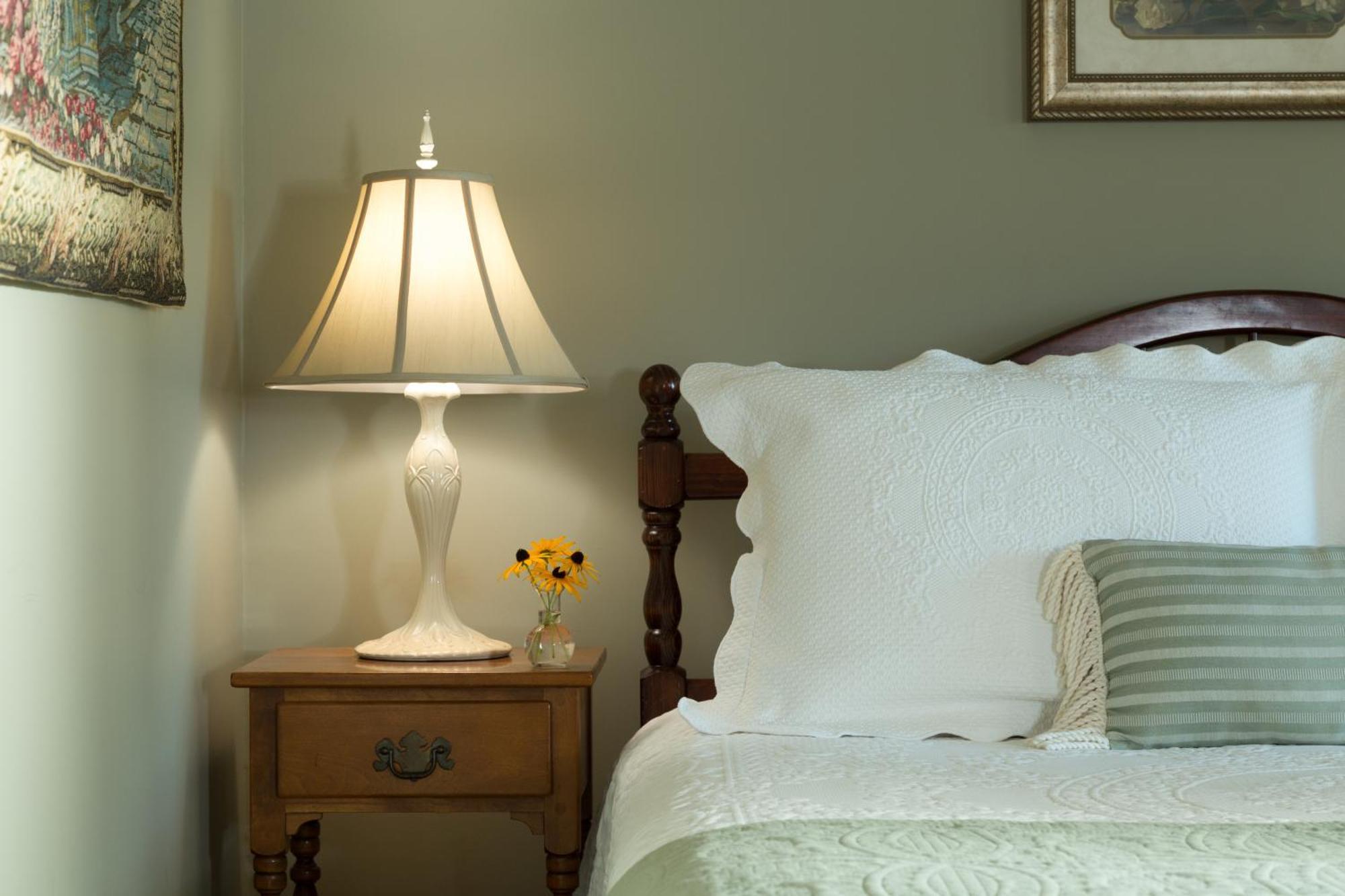 Inn At Pleasant Lake New London Room photo